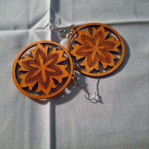 Wood Dangling round earrings